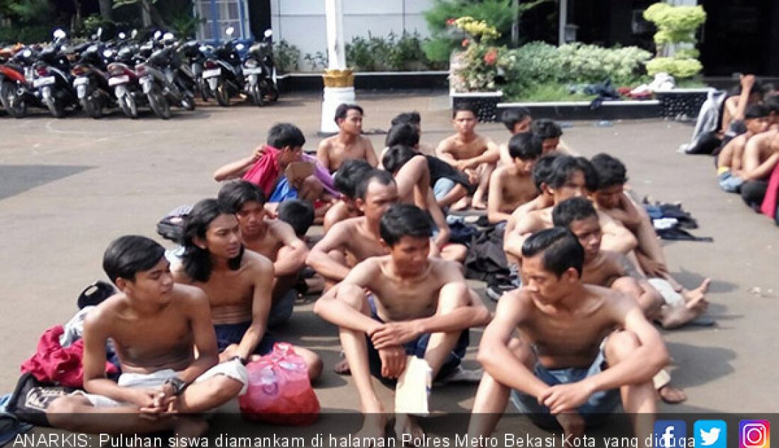 ANARKIS: Puluhan siswa diamankam di halaman Polres Metro Bekasi Kota yang diduga hendak tawuran, Minggu (22/10). - JPNN.com