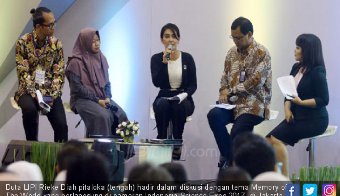 Duta LIPI Rieke Diah pitaloka (tengah) hadir dalam diskusi dengan tema Memory of The World yang berlangsung di pameran Indonesia Science Expo 2017, di Jakarta, Selasa (24/10). - JPNN.com