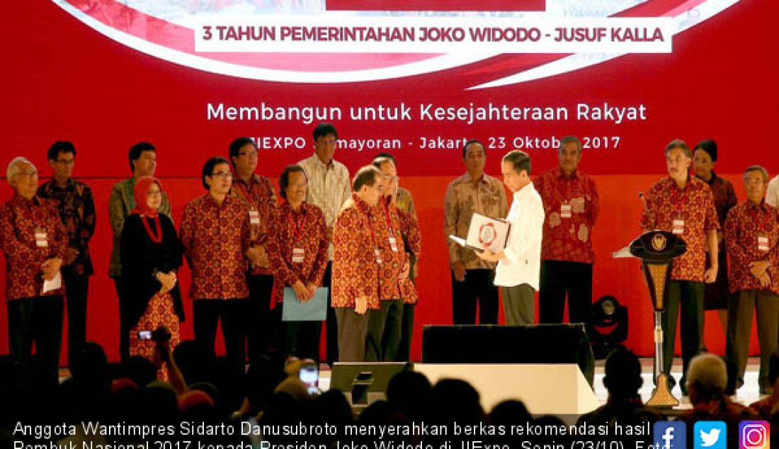 Anggota Wantimpres Sidarto Danusubroto menyerahkan berkas rekomendasi hasil Rembuk Nasional 2017 kepada Presiden Joko Widodo di JIExpo, Senin (23/10). - JPNN.com