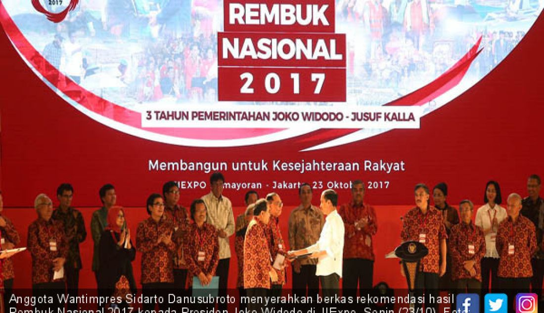 Anggota Wantimpres Sidarto Danusubroto menyerahkan berkas rekomendasi hasil Rembuk Nasional 2017 kepada Presiden Joko Widodo di JIExpo, Senin (23/10). - JPNN.com