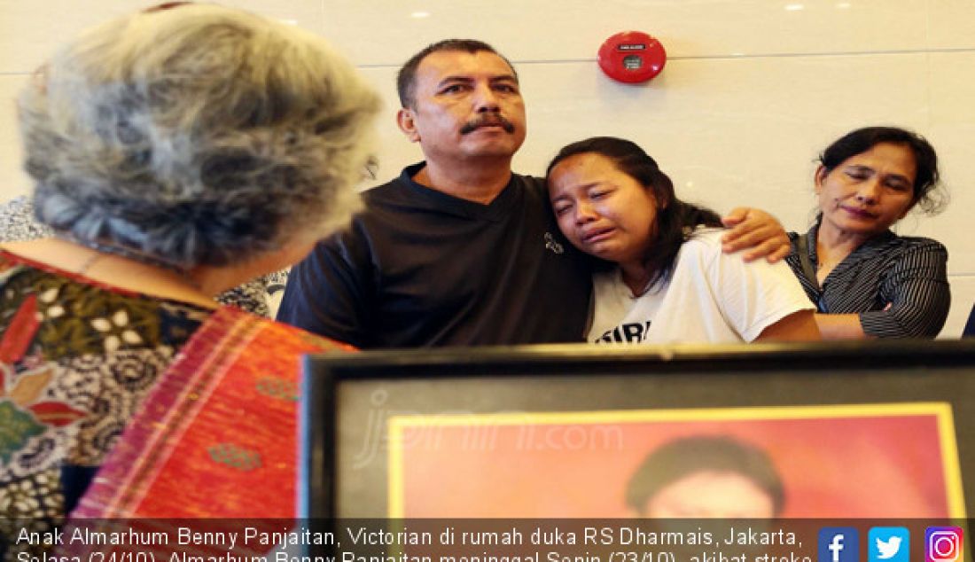 Anak Almarhum Benny Panjaitan, Victorian di rumah duka RS Dharmais, Jakarta, Selasa (24/10). Almarhum Benny Panjaitan meninggal Senin (23/10), akibat stroke. - JPNN.com