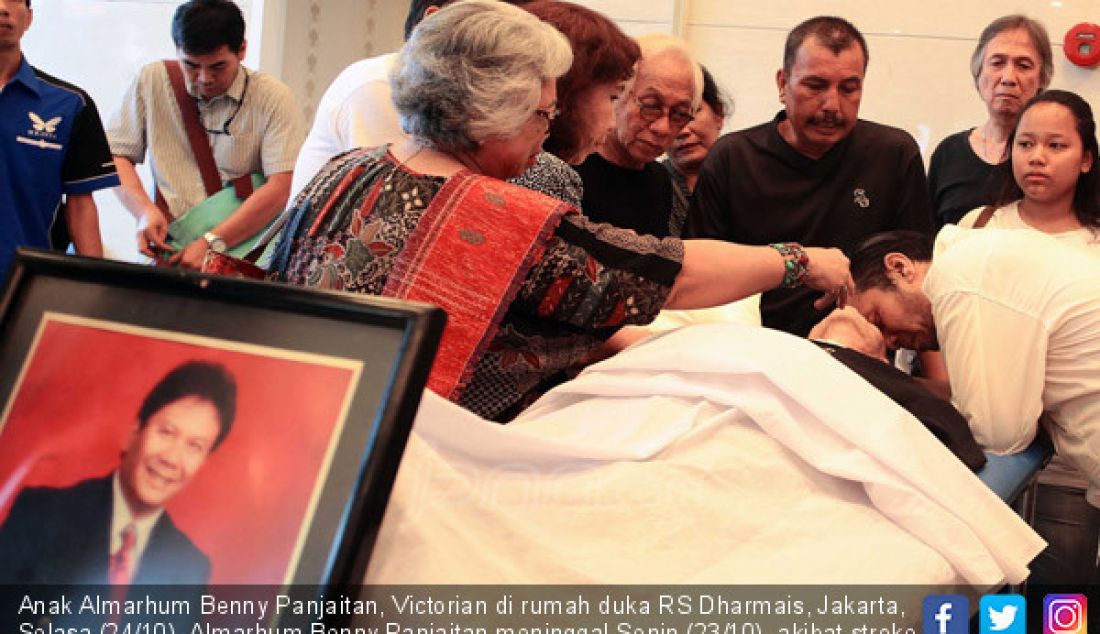 Anak Almarhum Benny Panjaitan, Victorian di rumah duka RS Dharmais, Jakarta, Selasa (24/10). Almarhum Benny Panjaitan meninggal Senin (23/10), akibat stroke. - JPNN.com