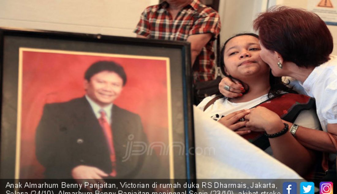 Anak Almarhum Benny Panjaitan, Victorian di rumah duka RS Dharmais, Jakarta, Selasa (24/10). Almarhum Benny Panjaitan meninggal Senin (23/10), akibat stroke. - JPNN.com