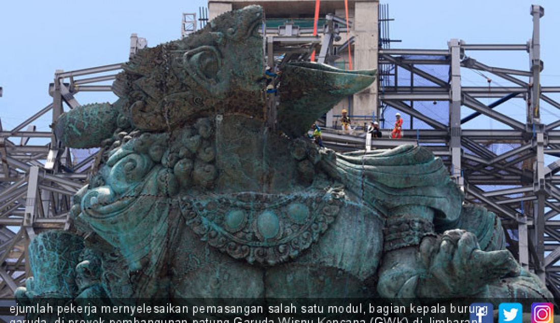 ejumlah pekerja mernyelesaikan pemasangan salah satu modul, bagian kepala burung garuda, di proyek pembangunan patung Garuda Wisnu Kencana (GWK) di Jimbaran, Bali, Rabu (25/10). Patung ini direncanakan selasai Agustus 2018. - JPNN.com