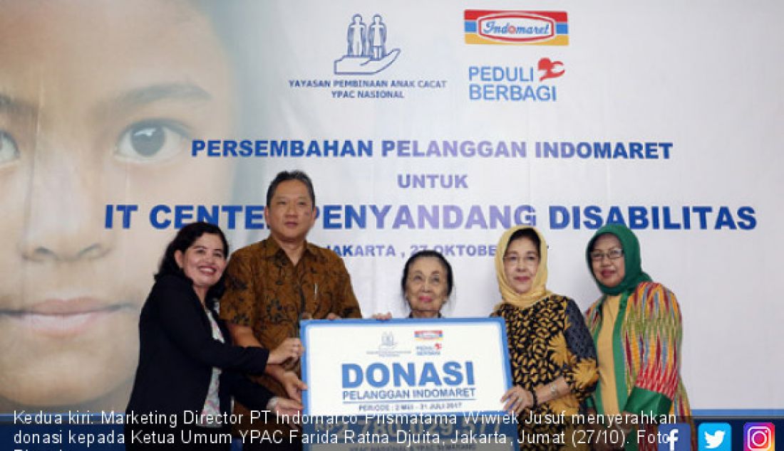 Kedua kiri: Marketing Director PT Indomarco Prismatama Wiwiek Jusuf menyerahkan donasi kepada Ketua Umum YPAC Farida Ratna Djuita, Jakarta, Jumat (27/10). - JPNN.com