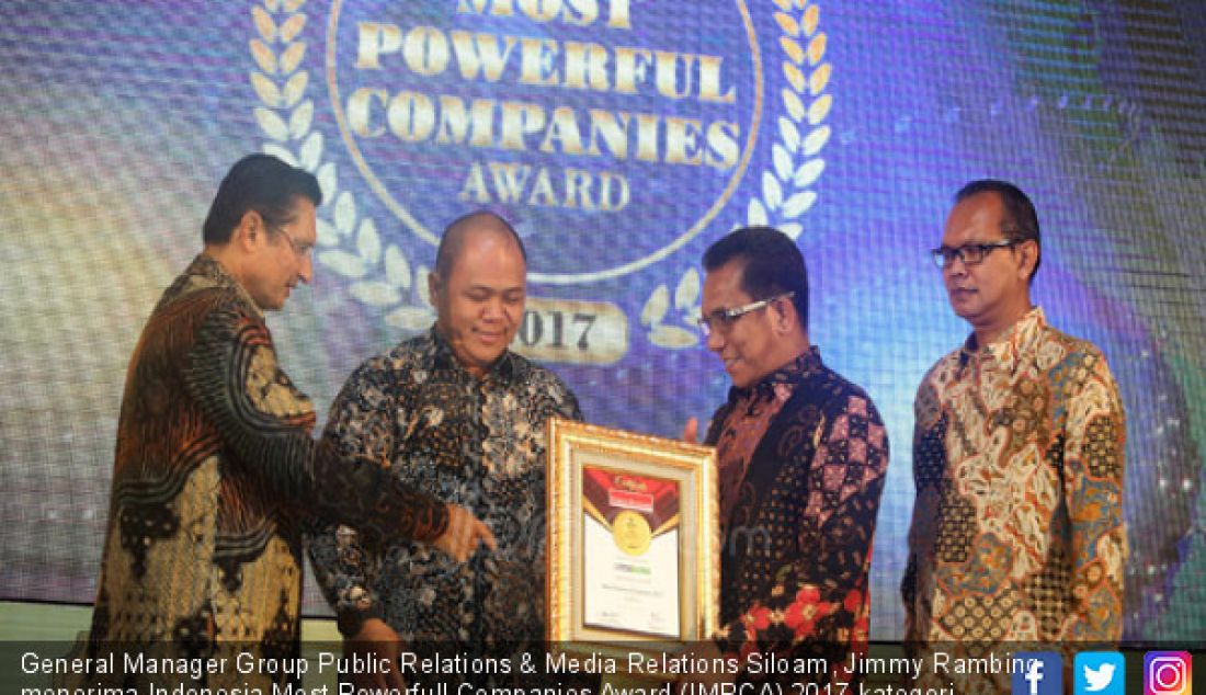 General Manager Group Public Relations & Media Relations Siloam, Jimmy Rambing menerima Indonesia Most Powerfull Companies Award (IMPCA) 2017 kategori Healthcare, Jakarta, Jumat (27/10). - JPNN.com