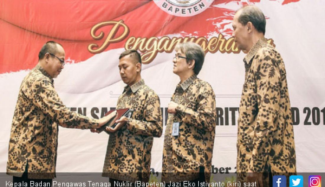 Kepala Badan Pengawas Tenaga Nuklir (Bapeten) Jazi Eko Istiyanto (kiri) saat penganugerahan BSSA 2017, Jakarta, Kamis (27/10). - JPNN.com