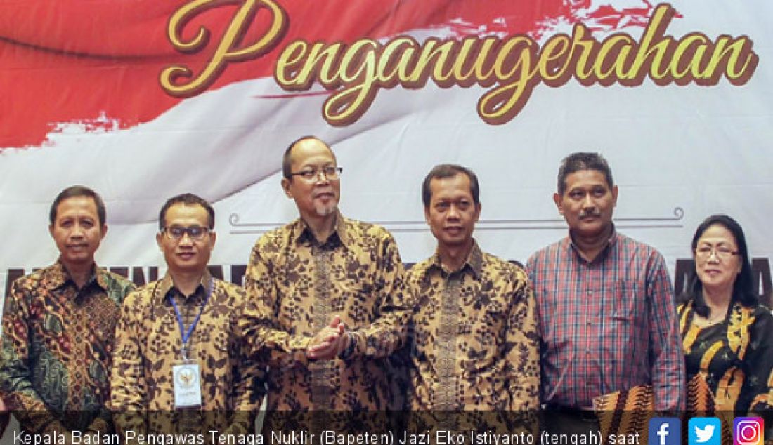 Kepala Badan Pengawas Tenaga Nuklir (Bapeten) Jazi Eko Istiyanto (tengah) saat berfoto bersama, Jakarta, Kamis (27/10). - JPNN.com