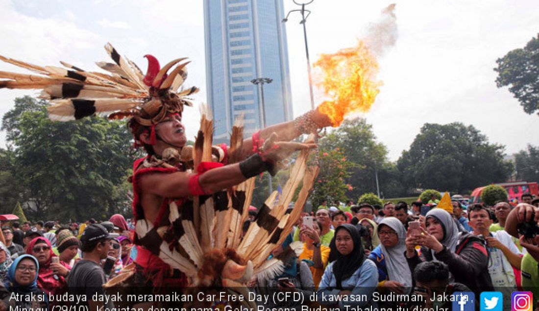 Atraksi budaya dayak meramaikan Car Free Day (CFD) di kawasan Sudirman, Jakarta, Minggu (29/10). Kegiatan dengan nama Gelar Pesona Budaya Tabalong itu digelar untuk menunjukkan karya seni tradisional Tabalong. - JPNN.com