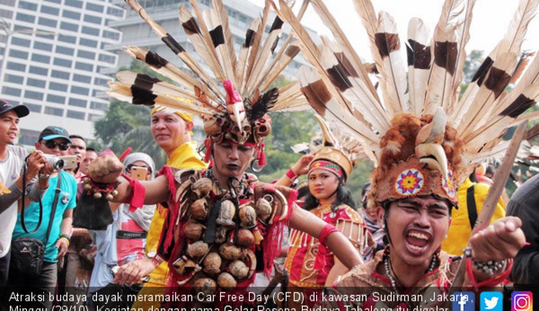 Atraksi budaya dayak meramaikan Car Free Day (CFD) di kawasan Sudirman, Jakarta, Minggu (29/10). Kegiatan dengan nama Gelar Pesona Budaya Tabalong itu digelar untuk menunjukkan karya seni tradisional Tabalong. - JPNN.com