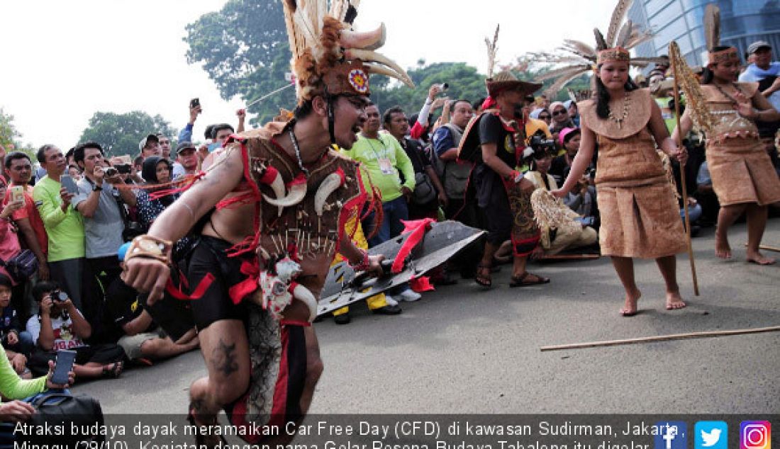 Atraksi budaya dayak meramaikan Car Free Day (CFD) di kawasan Sudirman, Jakarta, Minggu (29/10). Kegiatan dengan nama Gelar Pesona Budaya Tabalong itu digelar untuk menunjukkan karya seni tradisional Tabalong. - JPNN.com