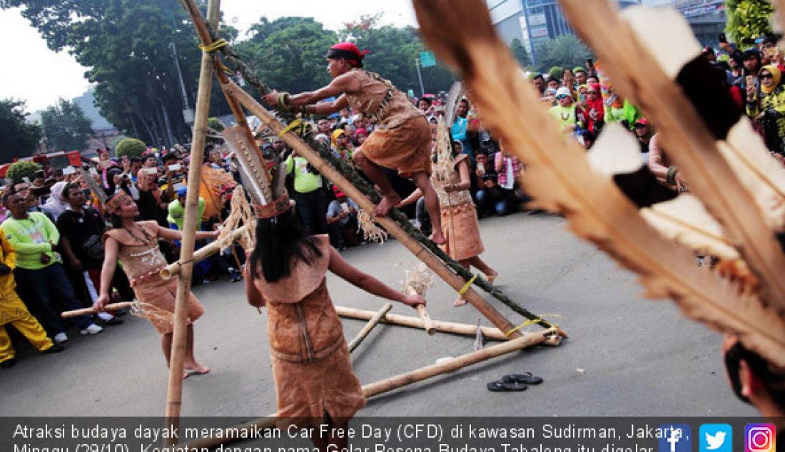 Atraksi budaya dayak meramaikan Car Free Day (CFD) di kawasan Sudirman, Jakarta, Minggu (29/10). Kegiatan dengan nama Gelar Pesona Budaya Tabalong itu digelar untuk menunjukkan karya seni tradisional Tabalong. - JPNN.com