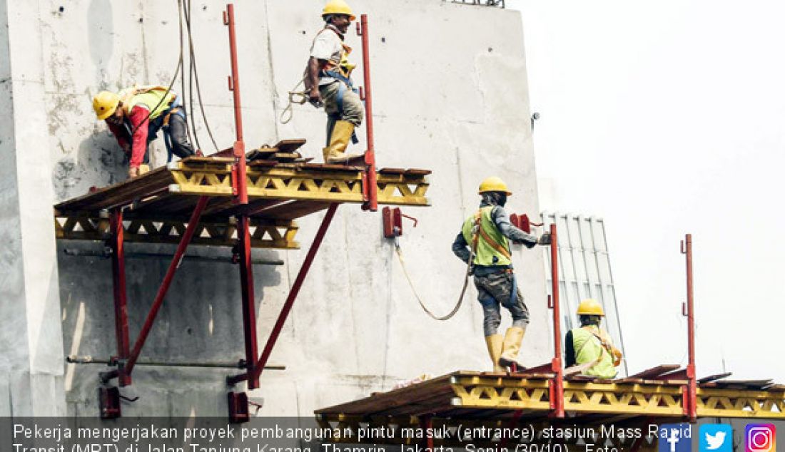 Pekerja mengerjakan proyek pembangunan pintu masuk (entrance) stasiun Mass Rapid Transit (MRT) di Jalan Tanjung Karang, Thamrin, Jakarta, Senin (30/10). - JPNN.com