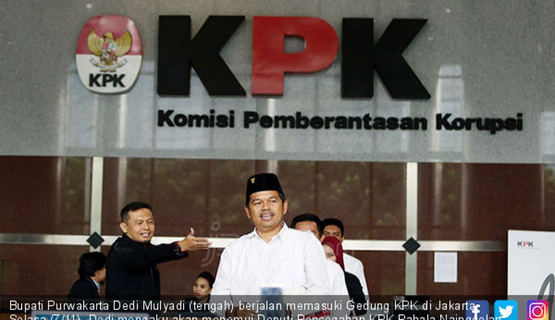 Bupati Purwakarta Dedi Mulyadi (tengah) berjalan memasuki Gedung KPK di Jakarta, Selasa (7/11). Dedi mengaku akan menemui Deputi Pencegahan KPK Pahala Nainggolan untuk membahas tindakan-tindakan pencegahan korupsi. - JPNN.com