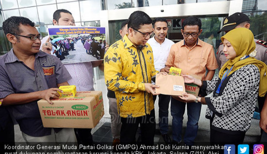 Koordinator Generasi Muda Partai Golkar (GMPG) Ahmad Doli Kurnia menyerahkan surat dukungan pemberantasan korupsi kepada KPK, Jakarta, Selasa (7/11). Aksi tersebut dilakukan untuk mendukung KPK mengusut tuntas kasus e-KTP. - JPNN.com
