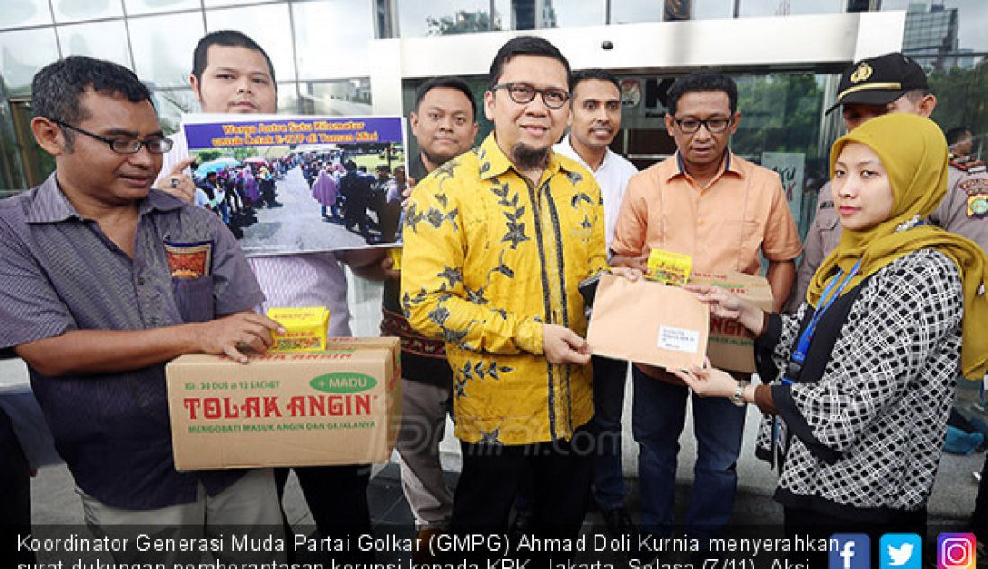 Koordinator Generasi Muda Partai Golkar (GMPG) Ahmad Doli Kurnia menyerahkan surat dukungan pemberantasan korupsi kepada KPK, Jakarta, Selasa (7/11). Aksi tersebut dilakukan untuk mendukung KPK mengusut tuntas kasus e-KTP. - JPNN.com