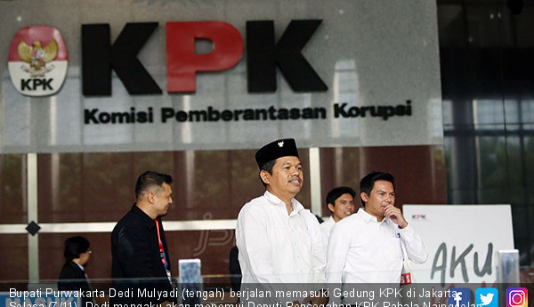 Bupati Purwakarta Dedi Mulyadi (tengah) berjalan memasuki Gedung KPK di Jakarta, Selasa (7/11). Dedi mengaku akan menemui Deputi Pencegahan KPK Pahala Nainggolan untuk membahas tindakan-tindakan pencegahan korupsi.v - JPNN.com