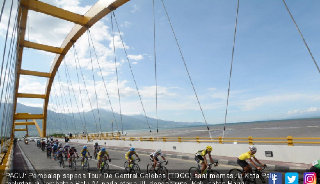 PACU: Pembalap sepeda Tour De Central Celebes (TDCC) saat memasuki Kota Palu, melintas di Jembatan Palu IV, pada etape III, dengan rute, Kabupaten Parigi Moutong-Kabupaten Sigi, dan Kota Palu sepanjang 153,3 km, Rabu (8/11). - JPNN.com