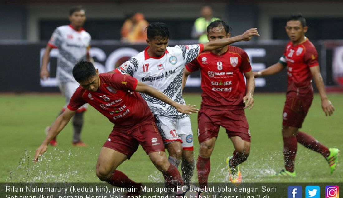 Rifan Nahumarury (kedua kiri), pemain Martapura FC berebut bola dengan Soni Setiawan (kiri), pemain Persis Solo saat pertandingan babak 8 besar Liga 2 di Stadion Patriot, Bekasi, Kamis (9/11). - JPNN.com
