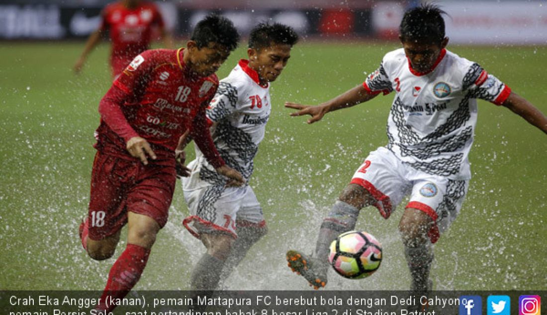 Crah Eka Angger (kanan), pemain Martapura FC berebut bola dengan Dedi Cahyono , pemain Persis Solo saat pertandingan babak 8 besar Liga 2 di Stadion Patriot, Bekasi, Kamis (9/11). - JPNN.com