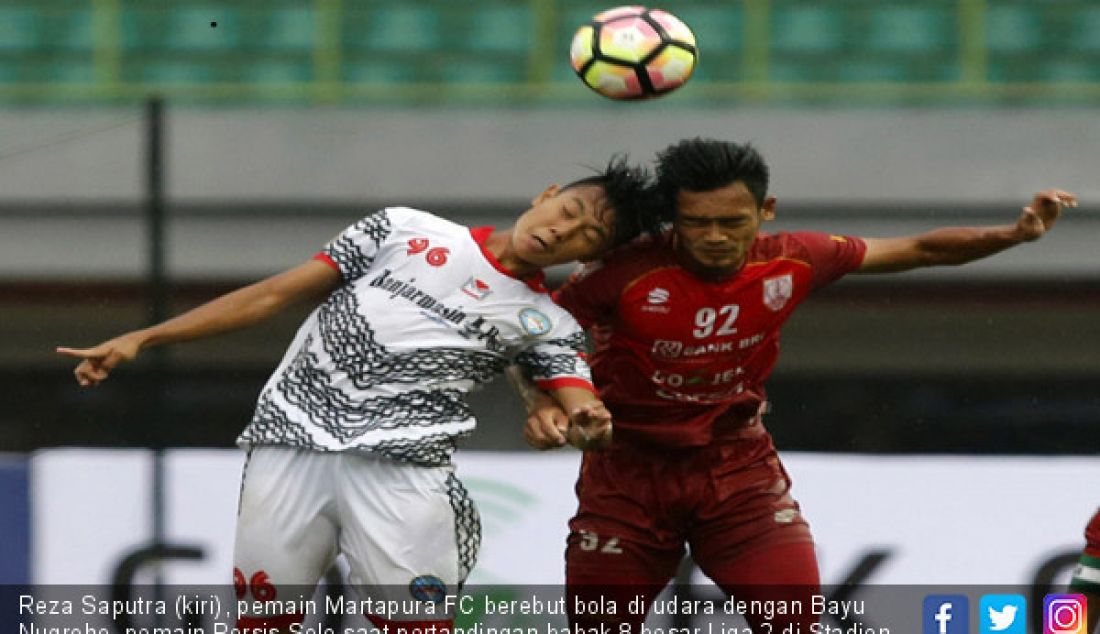 Reza Saputra (kiri), pemain Martapura FC berebut bola di udara dengan Bayu Nugroho, pemain Persis Solo saat pertandingan babak 8 besar Liga 2 di Stadion Patriot, Bekasi, Kamis (9/11). - JPNN.com