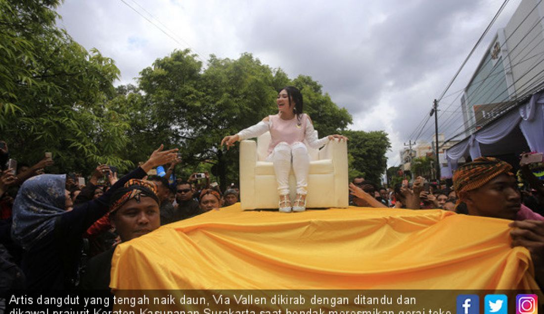 Artis dangdut yang tengah naik daun, Via Vallen dikirab dengan ditandu dan dikawal prajurit Keraton Kasunanan Surakarta saat hendak meresmikan gerai toko Vallens Cake yang ada di jalan Slamet Riyadi, Surakarta, Senin (13/11). - JPNN.com