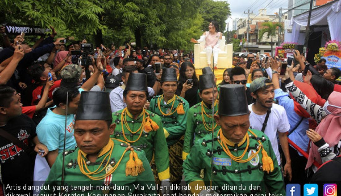 Artis dangdut yang tengah naik daun, Via Vallen dikirab dengan ditandu dan dikawal prajurit Keraton Kasunanan Surakarta saat hendak meresmikan gerai toko Vallens Cake yang ada di jalan Slamet Riyadi, Surakarta, Senin (13/11). - JPNN.com