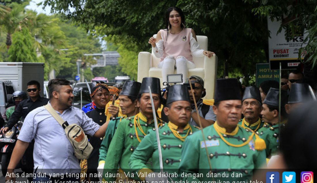 Artis dangdut yang tengah naik daun, Via Vallen dikirab dengan ditandu dan dikawal prajurit Keraton Kasunanan Surakarta saat hendak meresmikan gerai toko Vallens Cake yang ada di jalan Slamet Riyadi, Surakarta, Senin (13/11). - JPNN.com