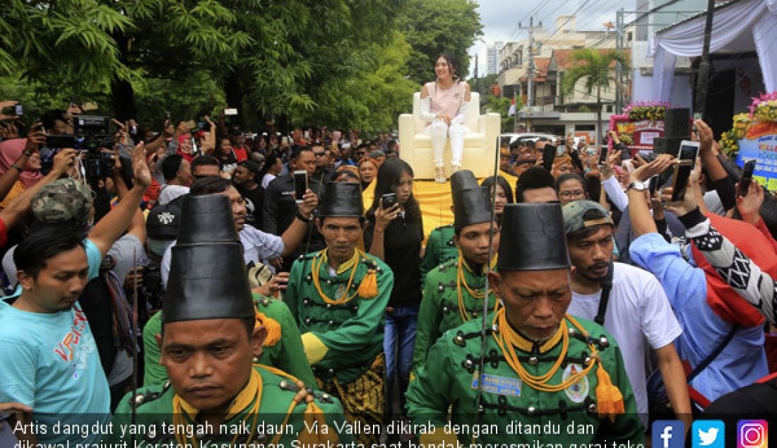 Artis dangdut yang tengah naik daun, Via Vallen dikirab dengan ditandu dan dikawal prajurit Keraton Kasunanan Surakarta saat hendak meresmikan gerai toko Vallens Cake yang ada di jalan Slamet Riyadi, Surakarta, Senin (13/11). - JPNN.com