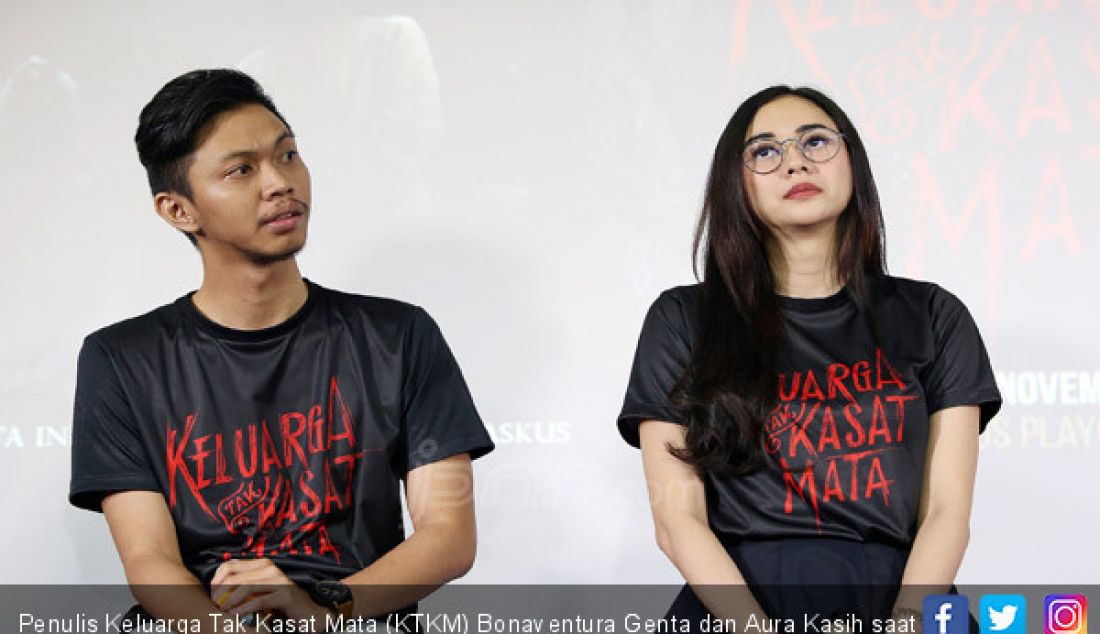 Penulis Keluarga Tak Kasat Mata (KTKM) Bonaventura Genta dan Aura Kasih saat peluncuran Film KTKM, Jakarta, Rabu (15/11). - JPNN.com