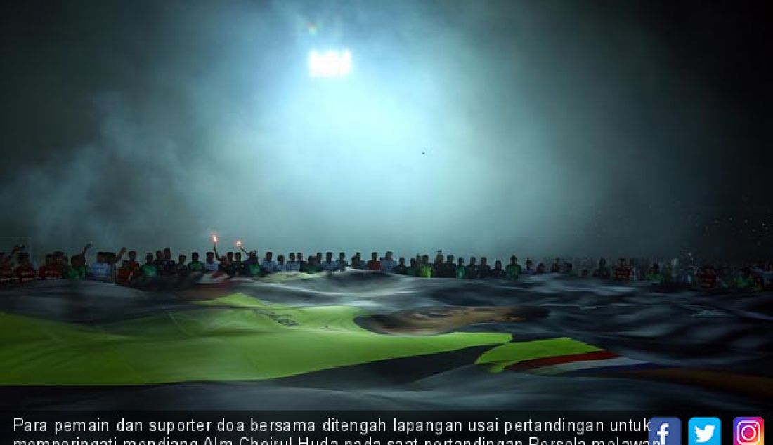 Para pemain dan suporter doa bersama ditengah lapangan usai pertandingan untuk memperingati mendiang Alm Choirul Huda pada saat pertandingan Persela melawan Timnas Indonesia All Star di Stadion Surajaya Lamongan, Rabu (15/11) - JPNN.com