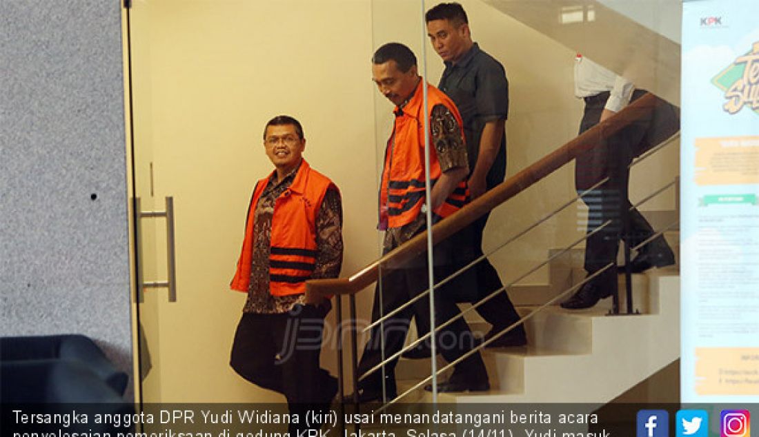 Tersangka anggota DPR Yudi Widiana (kiri) usai menandatangani berita acara penyelesaian pemeriksaan di gedung KPK, Jakarta, Selasa (14/11). Yudi masuk tahap P21 terkait kasus dugaan suap proyek jalan di Kementerian PUPR. - JPNN.com