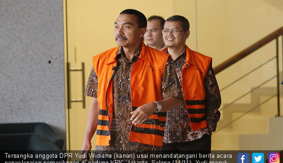 Tersangka anggota DPR Yudi Widiana (kanan) usai menandatangani berita acara penyelesaian pemeriksaan di gedung KPK, Jakarta, Selasa (14/11). Yudi masuk tahap P21 terkait kasus dugaan suap proyek jalan di Kementerian PUPR. - JPNN.com