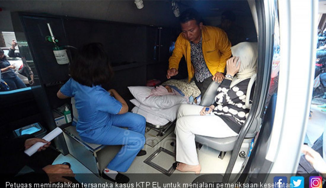 Petugas memindahkan tersangka kasus KTP EL untuk menjalani pemeriksaan kesehatan dari RS Medika Permata Hijau ke RSCM, Jakarta, Jumat (17/11). - JPNN.com