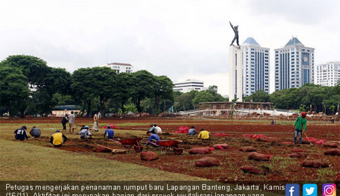 Petugas mengerjakan penanaman rumput baru Lapangan Banteng, Jakarta, Kamis (16/11). Aktifitas ini merupakan bagian dari proyek revitalisasi lapangan yang bersejarah tersebut. - JPNN.com