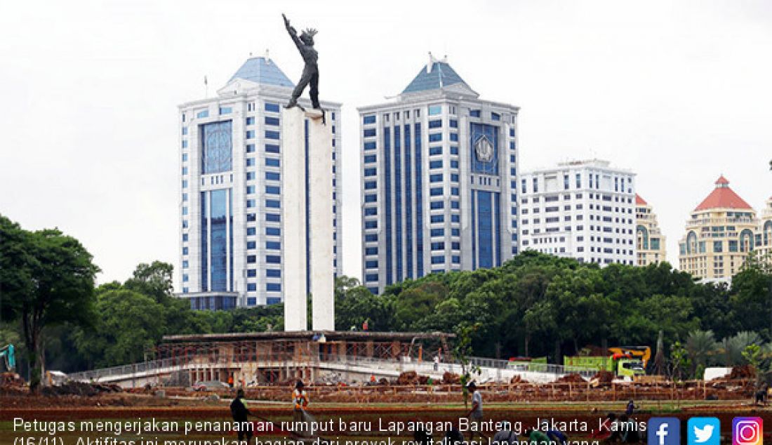 Petugas mengerjakan penanaman rumput baru Lapangan Banteng, Jakarta, Kamis (16/11). Aktifitas ini merupakan bagian dari proyek revitalisasi lapangan yang bersejarah tersebut. - JPNN.com