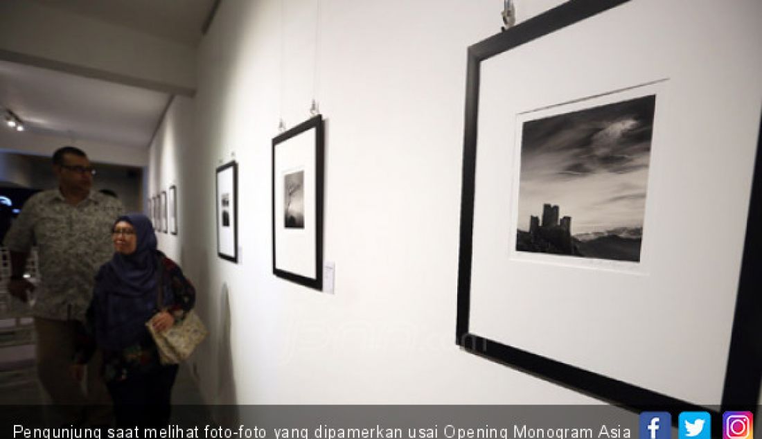 Pengunjung saat melihat foto-foto yang dipamerkan usai Opening Monogram Asia Space Jakarta, Jakarta, Sabut (18/11). - JPNN.com