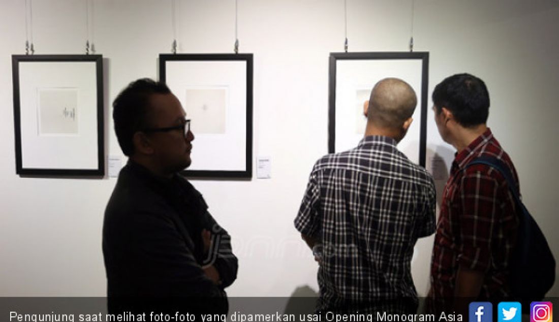 Pengunjung saat melihat foto-foto yang dipamerkan usai Opening Monogram Asia Space Jakarta, Jakarta, Sabut (18/11). - JPNN.com