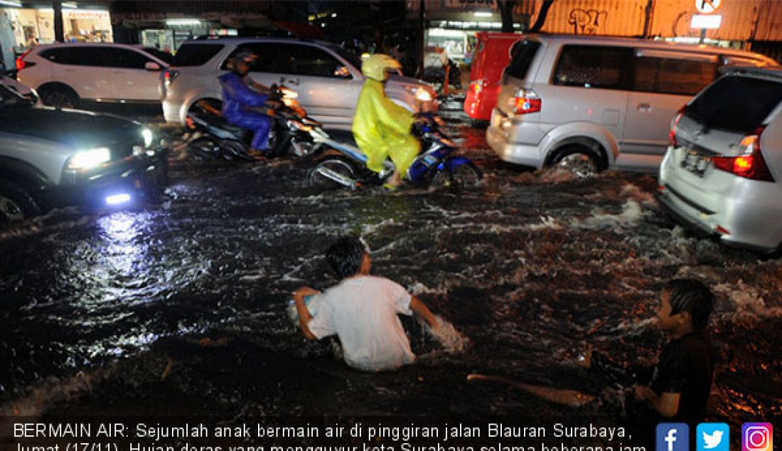 BERMAIN AIR: Sejumlah anak bermain air di pinggiran jalan Blauran Surabaya, Jumat (17/11). Hujan deras yang mengguyur kota Surabaya selama beberapa jam, membuat beberapa wilayah tergenang air. - JPNN.com