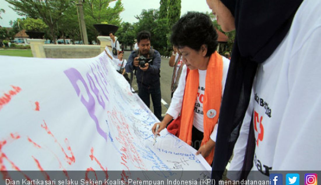 Dian Kartikasari selaku Sekjen Koalisi Perempuan Indonesia (KPI) menandatangani Petisi Gerakan Bersama Stop Perkawinan Anak. - JPNN.com