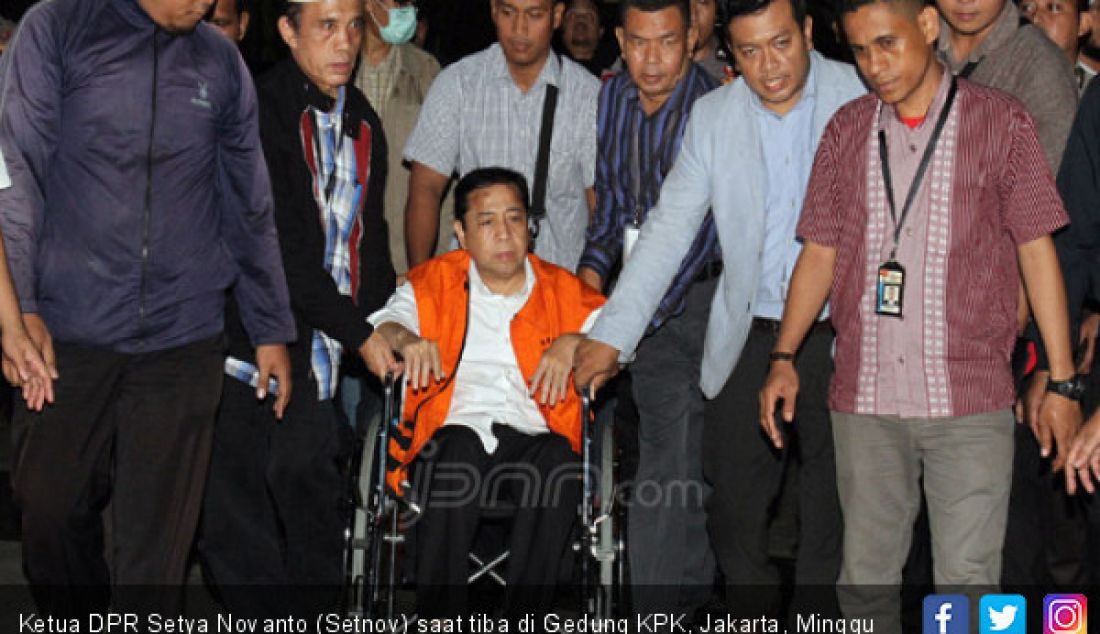 Ketua DPR Setya Novanto (Setnov) saat tiba di Gedung KPK, Jakarta, Minggu (19/11). KPK menahan Setnov terkait kasus korupsi E-KTP. - JPNN.com
