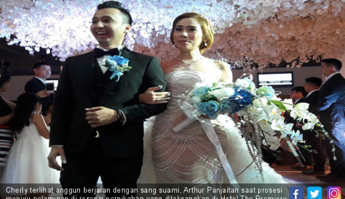 Cherly terlihat anggun berjalan dengan sang suami, Arthur Panjaitan saat prosesi menuju pelaminan di resepsi pernikahan yang dilaksanakan di Hotel The Premiere, Pekanbaru, Sabtu (18/11). - JPNN.com