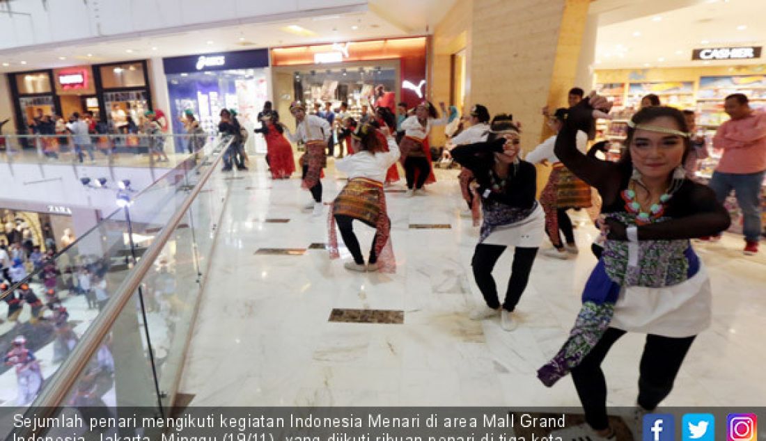 Sejumlah penari mengikuti kegiatan Indonesia Menari di area Mall Grand Indonesia, Jakarta, Minggu (19/11), yang diikuti ribuan penari di tiga kota serentak bertujuan untuk mendeketkan masyarakat dengan tarian tradisional. - JPNN.com