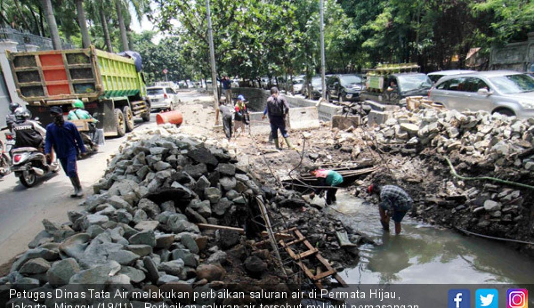 Petugas Dinas Tata Air melakukan perbaikan saluran air di Permata Hijau, Jakarta, Minggu (19/11). Perbaikan saluran air tersebut meliputi pemasangan dinding turap guna mencegah terjadinya longsoran saat musim penghujan tiba. - JPNN.com