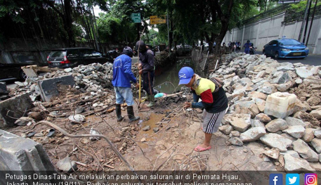 Petugas Dinas Tata Air melakukan perbaikan saluran air di Permata Hijau, Jakarta, Minggu (19/11). Perbaikan saluran air tersebut meliputi pemasangan dinding turap guna mencegah terjadinya longsoran saat musim penghujan tiba. - JPNN.com