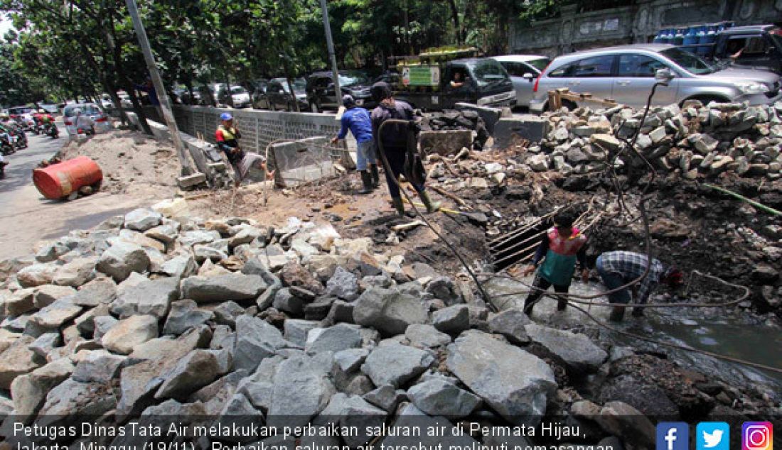 Petugas Dinas Tata Air melakukan perbaikan saluran air di Permata Hijau, Jakarta, Minggu (19/11). Perbaikan saluran air tersebut meliputi pemasangan dinding turap guna mencegah terjadinya longsoran saat musim penghujan tiba. - JPNN.com