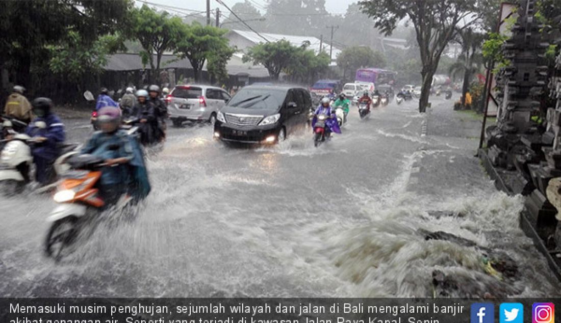 Memasuki musim penghujan, sejumlah wilayah dan jalan di Bali mengalami banjir akibat genangan air. Seperti yang terjadi di kawasan Jalan Raya Kapal, Senin (20/11). - JPNN.com