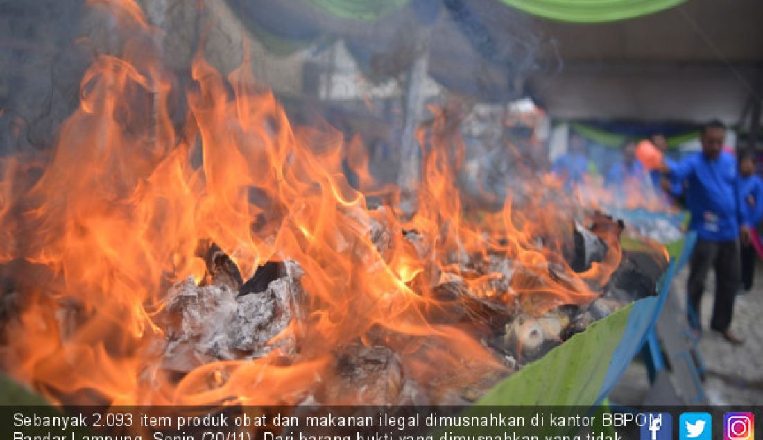 Sebanyak 2.093 item produk obat dan makanan ilegal dimusnahkan di kantor BBPOM Bandar Lampung, Senin (20/11). Dari barang bukti yang dimusnahkan yang tidak memenuhi ketentuan dengan nilai mencapai Rp 686.353.000. - JPNN.com