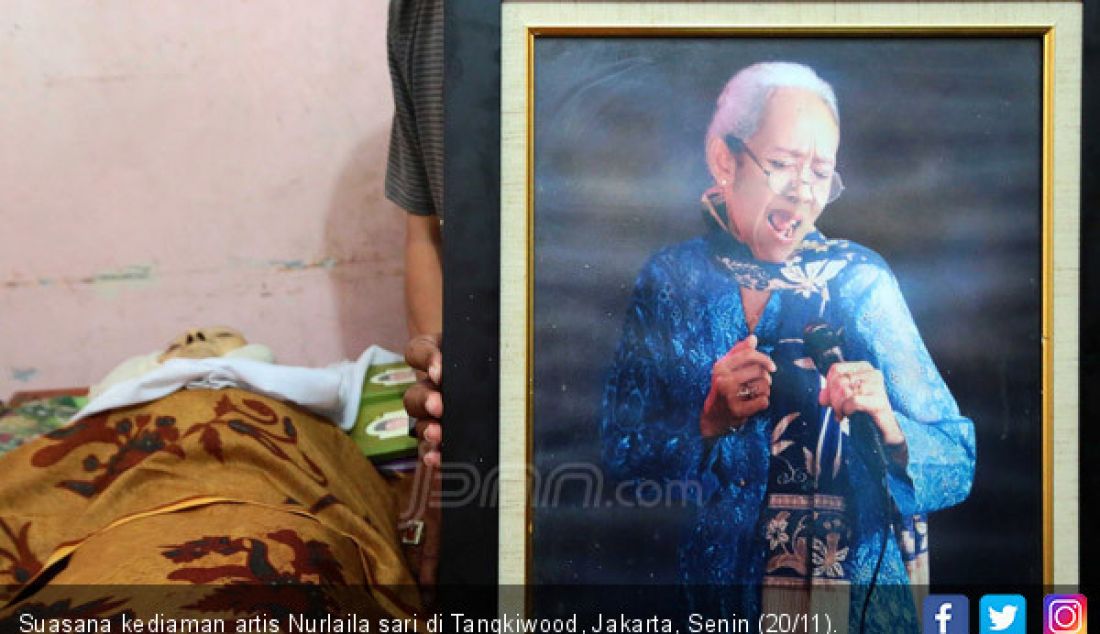 Suasana kediaman artis Nurlaila sari di Tangkiwood, Jakarta, Senin (20/11). Laila Sari meninggal usai pulang syuting. - JPNN.com