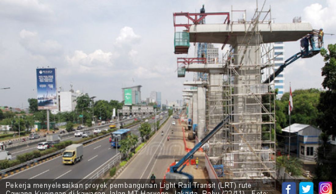 Pekerja menyelesaikan proyek pembangunan Light Rail Transit (LRT) rute Cawang-Kuningan di kawasan Jalan MT Haryono, Jakarta, Rabu (22/11). - JPNN.com